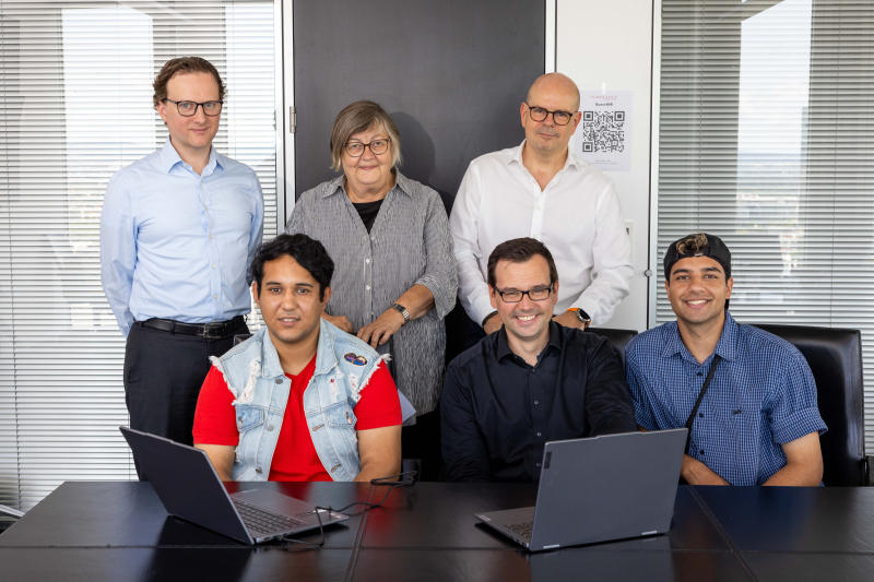 Frankfurt: Stifterin Frau Esther Laun mit jungen Absolventen, die einen Laptop gespendet bekommen haben. Die Paten, Mitarbeiter einer Unternehmensberatung, helfen bei der Inbetriebnahme der eben frisch ausgepackten mobilen Computern. Wichtig: Herr Dr. Gmeiner, (Links),  Pate mit hellem Hemd und hellen Haaren möchte  nicht namentlich genannt werden. Foto-Veröffentlichung  ist ok, aber keine Bildunterzeile mit seinem Namen.   Foto aufgenommen am 16.07.2025Foto: Rolf Oeser