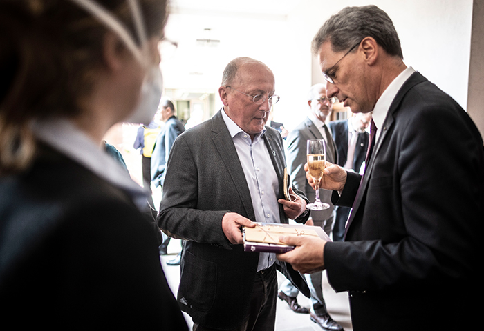 Der katholische Stadtdekan Johannes zu Eltz gratuliert dem neuen Diakoniepfarrer Markus Eisele beim Empfang im Hof des Dominikanerklosters | Bild: Michael Schick