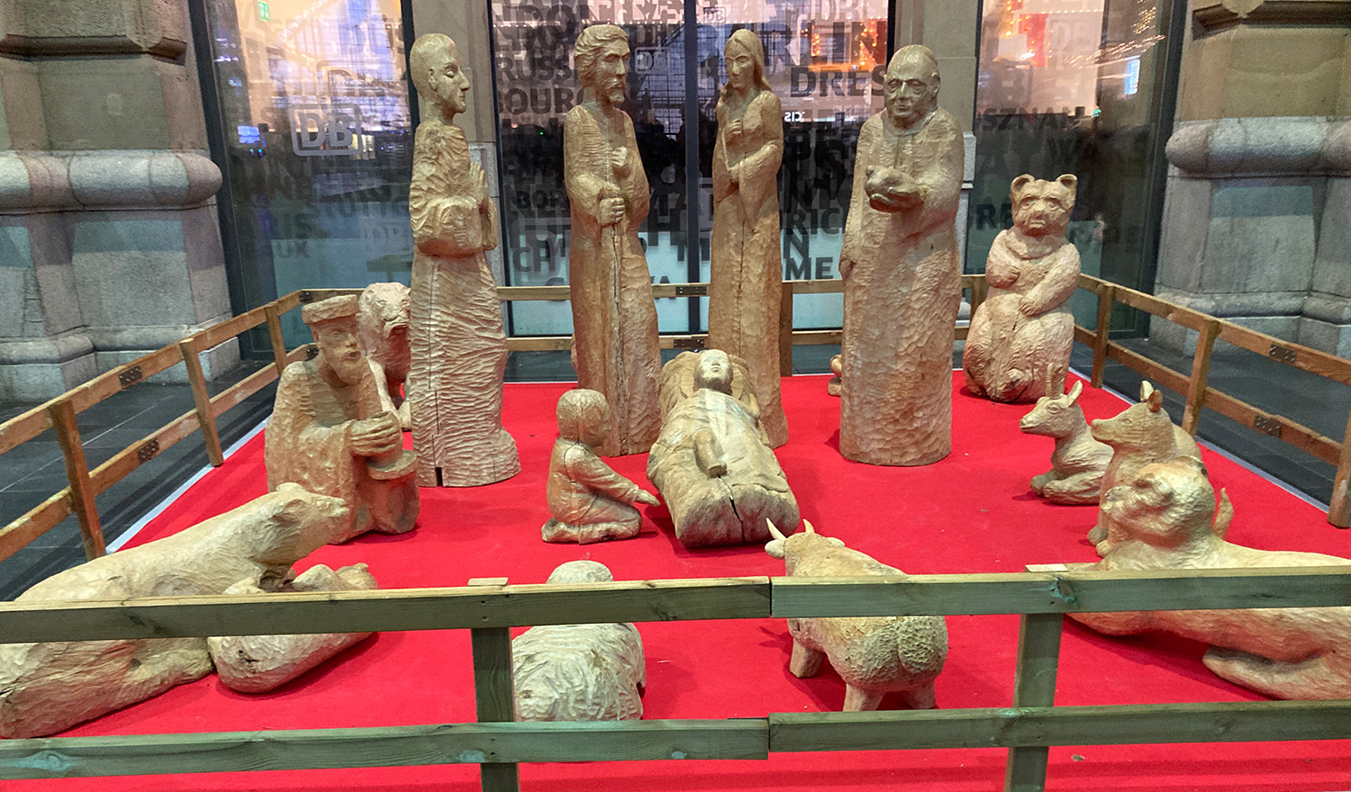 Weihnachtskrippe aus Zakopane im Frankfurter Hauptbahnhof Diakonie