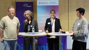 Talkrunde mit (v.l. Daniel Moddelmogg von der Bahnhofsmission Frankfurt, Susanne Schmidt-Lüer als Moderatorin, Simone Roßbach, Leiterin des Kirchlichen Sozialdienstes, und Iris Deiber vom Jugend- und Sozialamt der Stadt Frankfurt. 