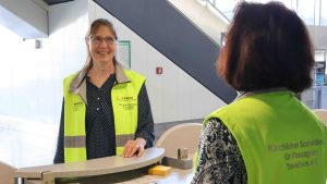 Simone Roßbach (li.) im Gespräch mit einer ehrenamtlichen Mitarbeiterin am Schalter des Sozialdienstes im Terminal 1