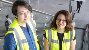 Finn Dohrmann (li.) und Melissa Ergul-Puopolo sind die Abschiebungsbeobacher der Caritas und der Diakonie am Frankfurter Flughafen.