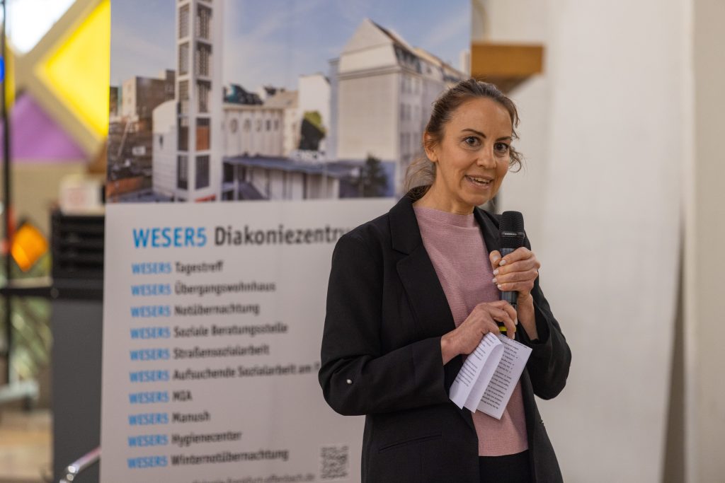 Nora David vom Fachbereich Diakonie und Seelsorge des Evangelischen Regionalverbands Frankfurt und Offenbach begrüßt die Gäste. 