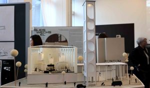 Die Modelle stehen zur Ansicht auf Tischen und werden der Jury sowie weiteren Besuchenden präsentiert.