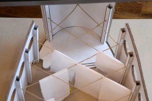 Das Modell „Mosaik – auch du bist ein Teil“ von Luisa Michel und Felicia von Bamberg wird von der Jury mit dem Preis für Konkretion ausgezeichnet. Es übersetzt die Rautenstruktur der Kirchendecke in eine leichte Seilkonstruktion.