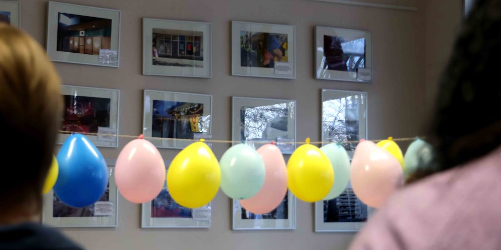 Zur Feier der Eröffnung hängen Luftballons im neu eingerichteten Quartiersbüro. 