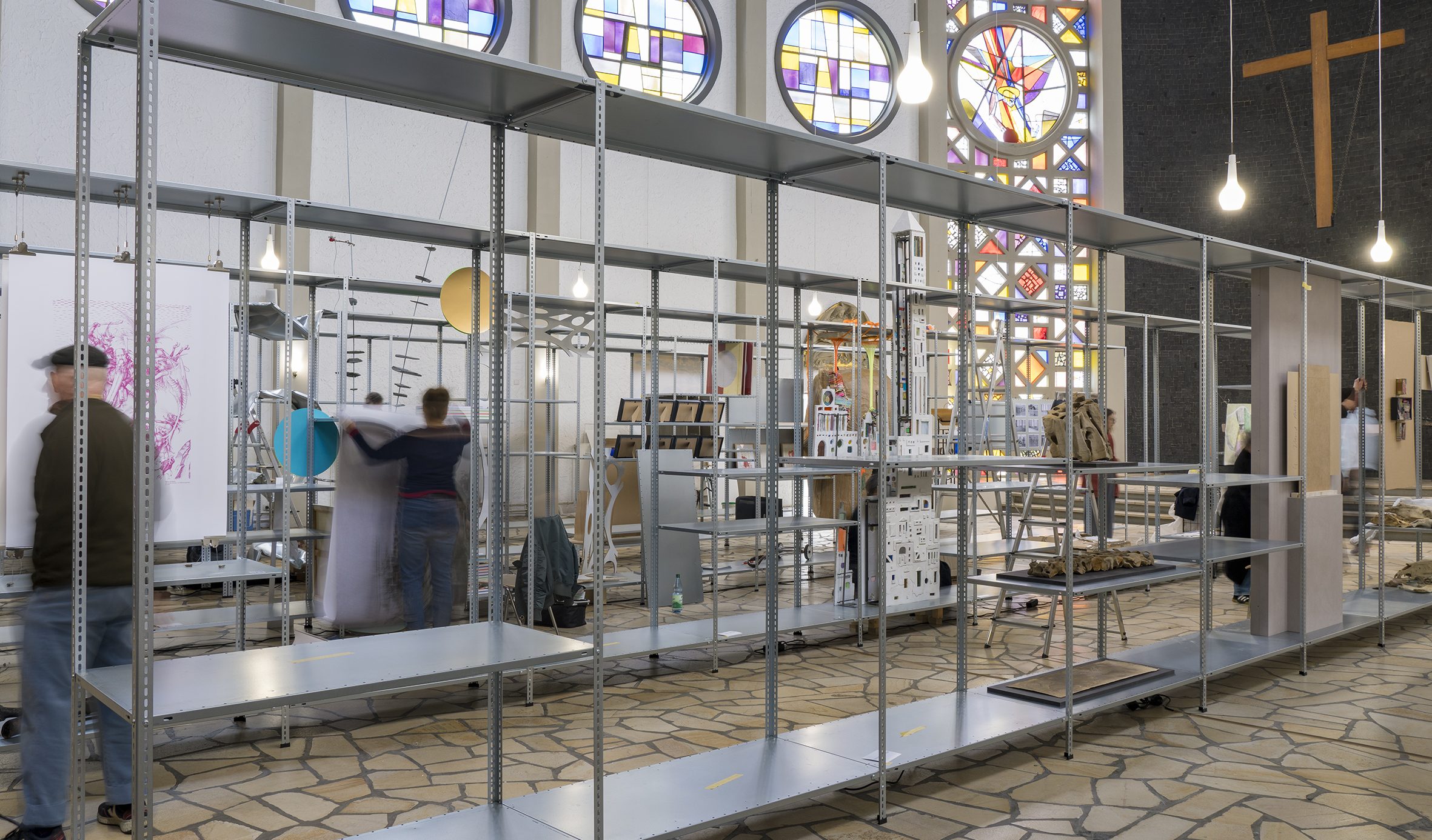 Aufbau der Ausstellung "come together" in der Weißfrauen Diakoniekirche