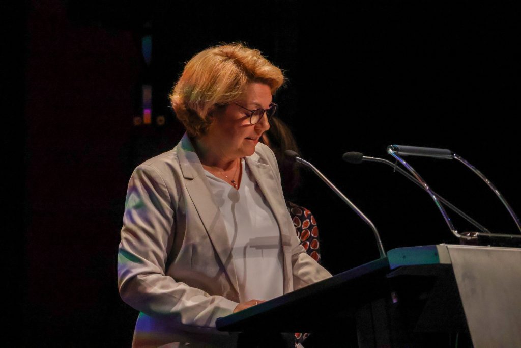 Anja Frank-Ruschitzka, Geschäftsführerin des Fachbereichs Diakonie und Bildung beim Evangelischen Regionalverband Frankfurt und Offenbach, betonte die Bedeutung von Austausch und Vernetzung im Kampf gegen Armut.