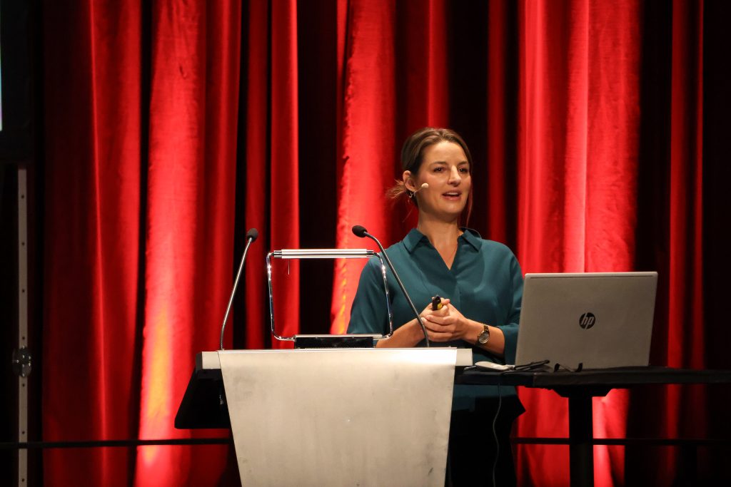 Dr. Nora Jehles von der TU Dortmund eröffnete die Fachkonferenz mit einer Keynote zu kommunalen Handlungsmöglichkeiten für mehr Chancengerechtigkeit.