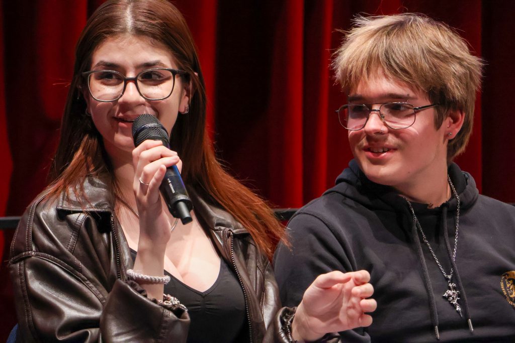 Lucas und Aysin vom Offenbacher Kinder- und Jugendparlament brachten bei der Armutskonferenz die Perspektive junger Menschen ein und forderten mehr Mitsprache bei Entscheidungen, die ihren Alltag betreffen.